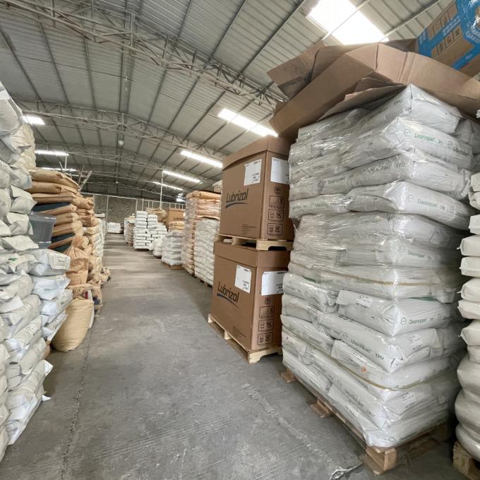 Butiran Poliuretan Termoplastik TPU Virgin 64D Dalam Jumlah Besar Tahan Api Merahartant TPEE TPU Sampel 17